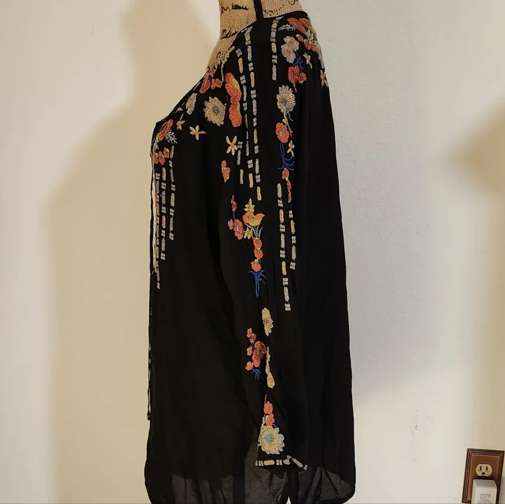 Johnny Was Black Embroidered Tie Front Blouse Sz XL - Picture 4 of 5